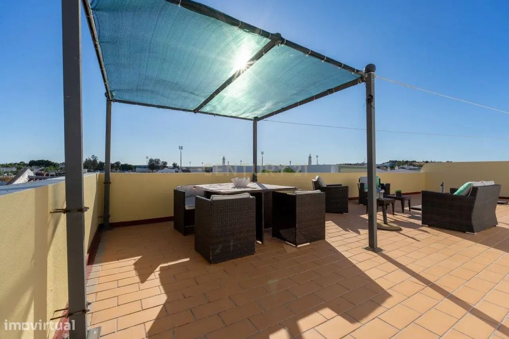 T2 com terraço privado de 73 m², estacionamento e vista desafogada em