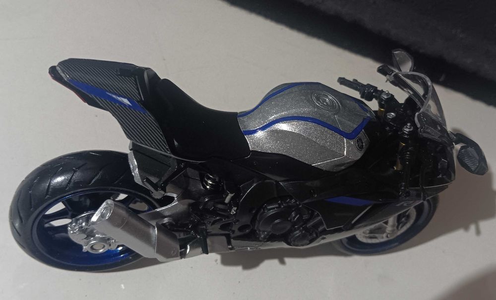Yamaha r1M carbon
