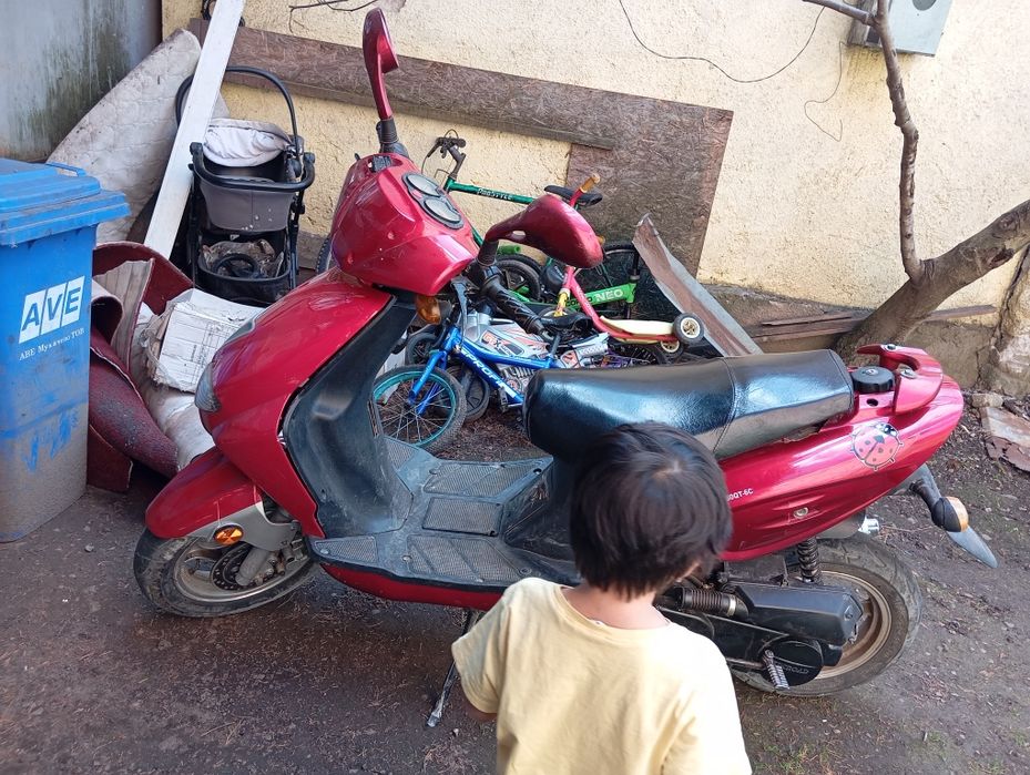 Продам скутер есть нюанс ножка поломана цена 8.500