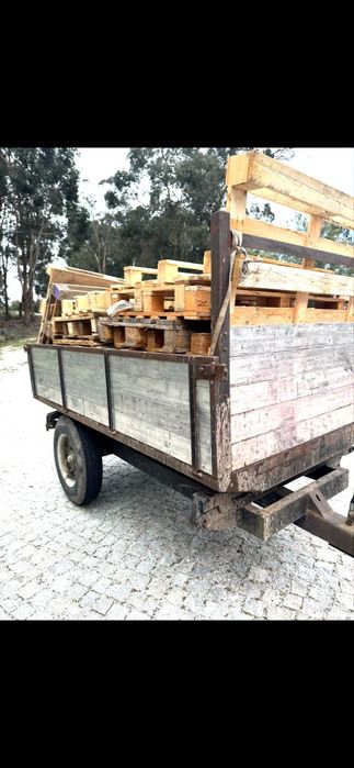 Reboque agrícola tribasculante