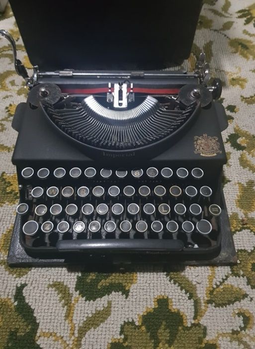 Máquina de escrever antiga Imperial com caixa de transporte