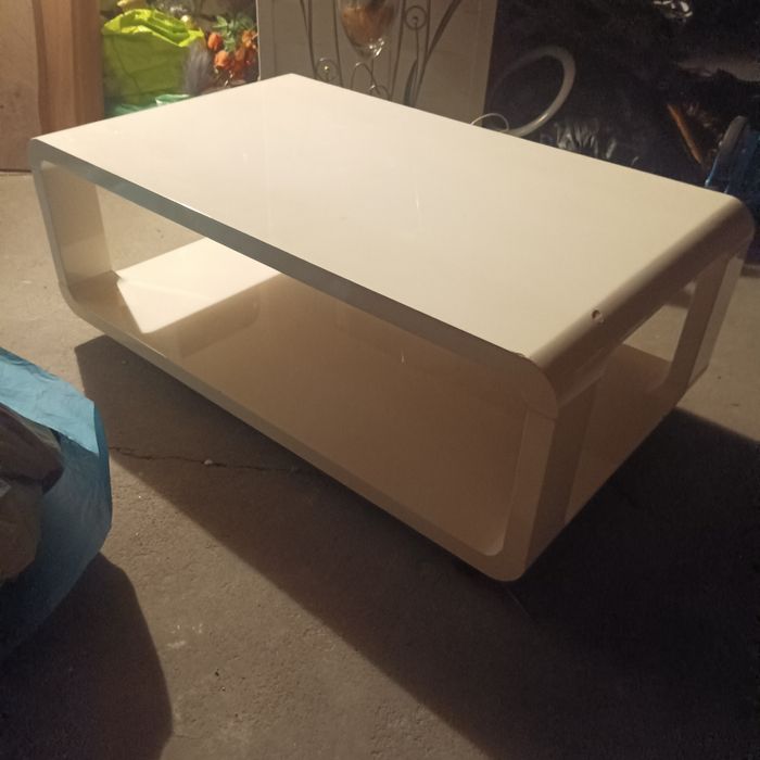 Biała ława z połyskiem