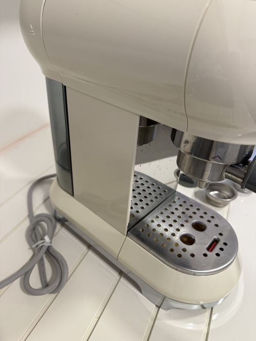 Máquina de Café SMEG Expresso Bege – Café Moído e Cápsulas + Acessórios