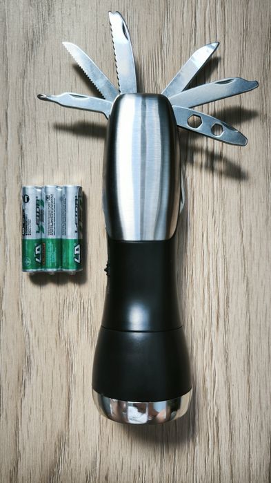 Latarka z multitoolem