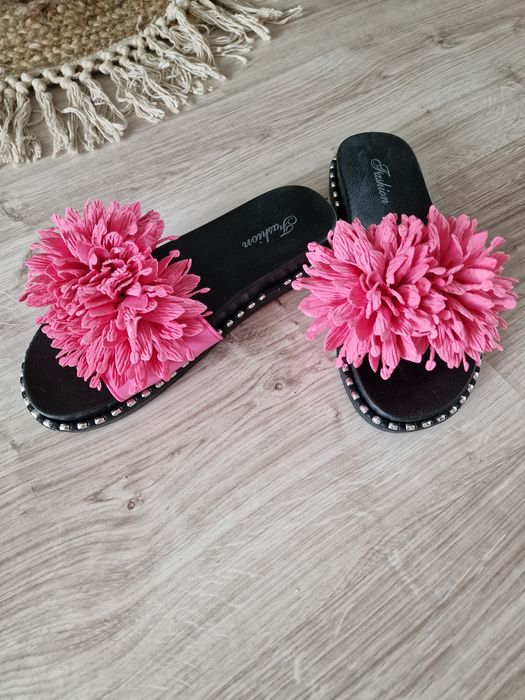 Klapki damskie ze sztucznymi kwiatami 37