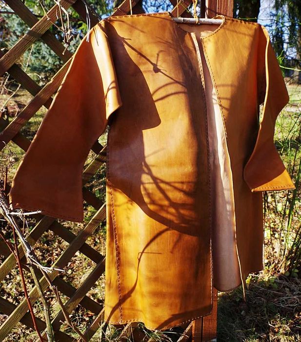 Kaftan wczesnośredniowieczny ze skóry