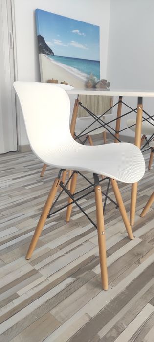Mesa com 4 cadeiras brancas