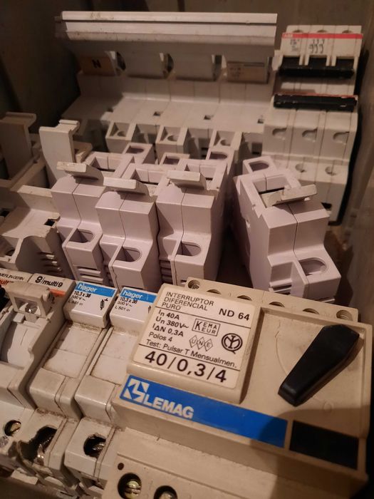 Material eléctrico (conjunto da foto)