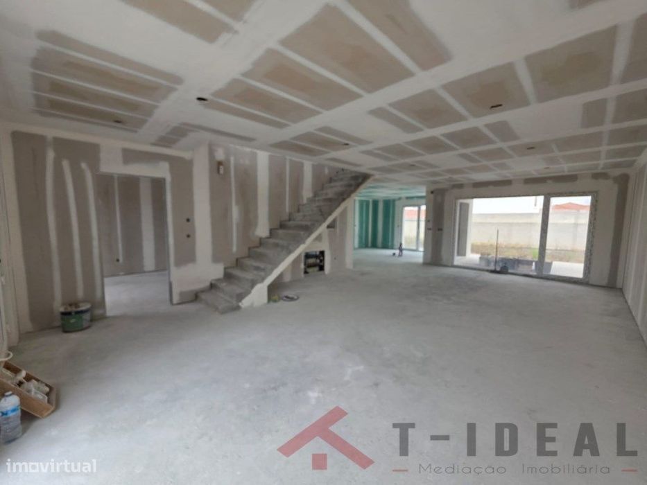 Moradia T4 Moderna na Lourinhã