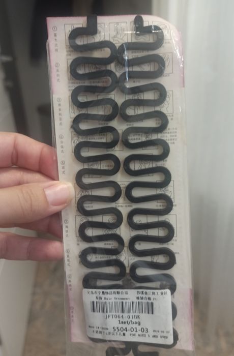 Набор аксессуаров для укладки волос в пучок и плетения кос и колоска.