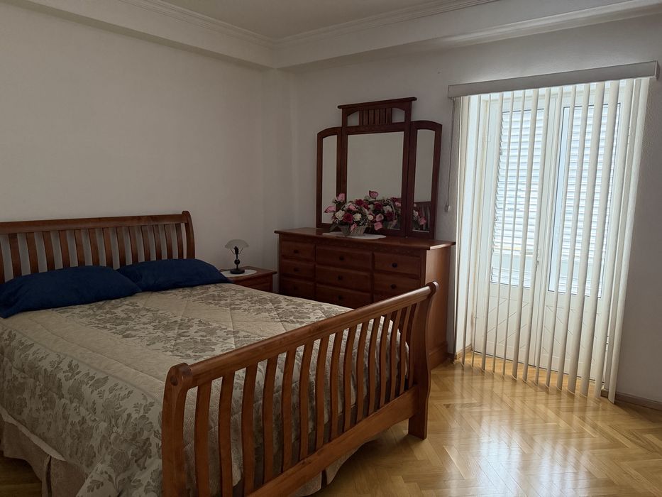 Vende-se moradia T4 no centro de Sendim, Miranda do Douro