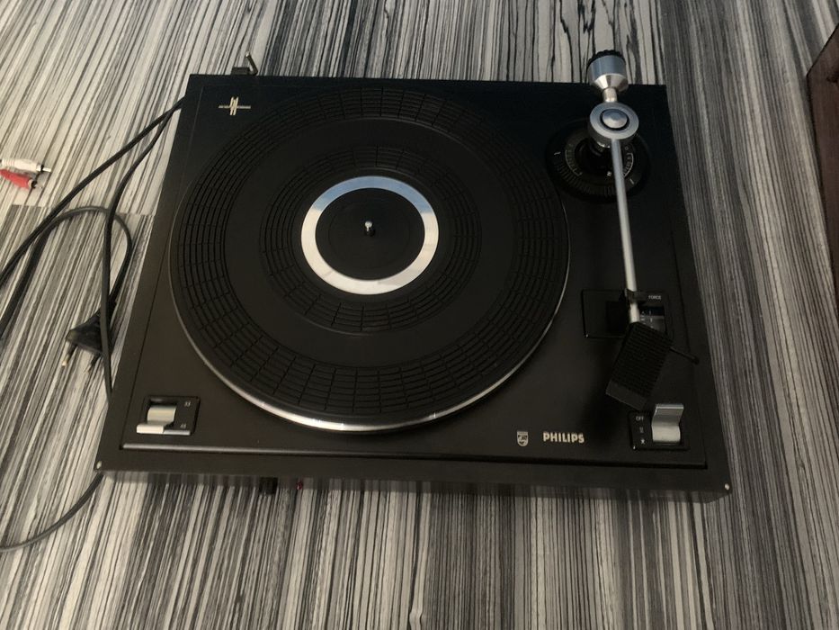 Gramofon Philips 437