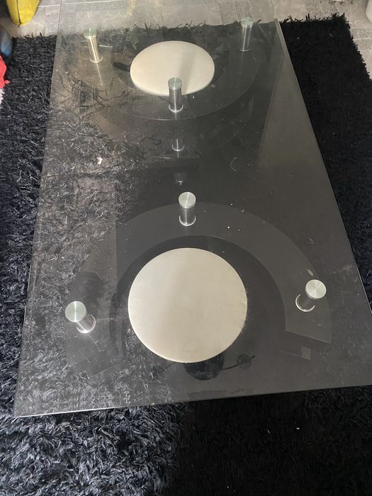 Mesa de sentro em vidro com dois bancos 60€