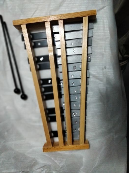Metalofone de 25 lâminas.