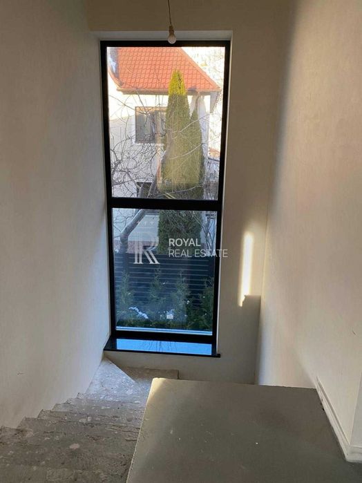 Продаж Будинок Київ Голосіївський район вул. Малокитаївська 300 м² 4 спальні Ділянка 5 соток Газ Гараж Підвал 20 кВт Під чистове оздоблення