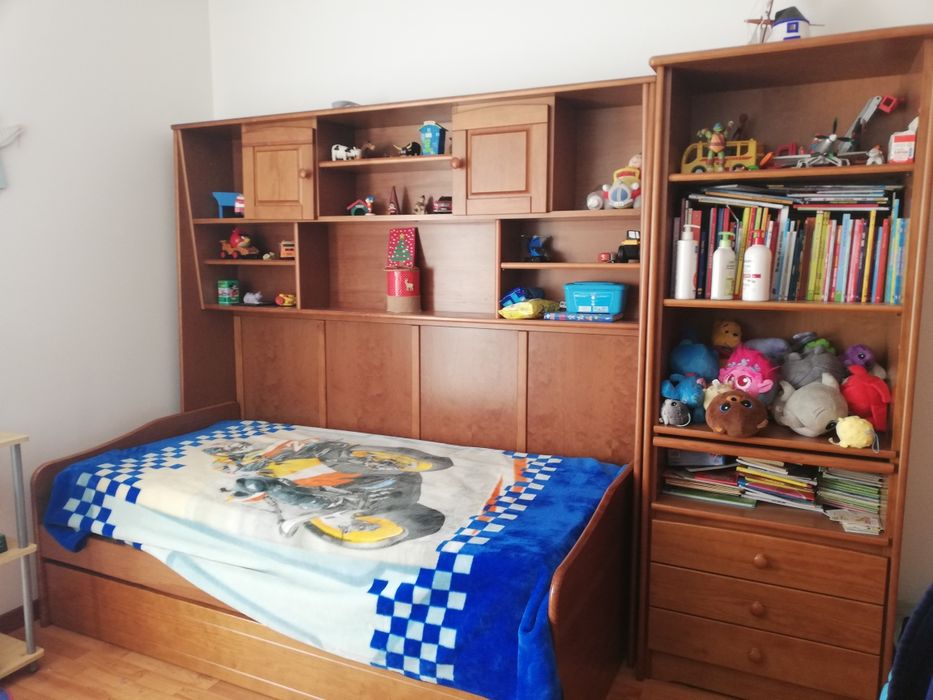 Estúdio de solteiro em faia usado como novo