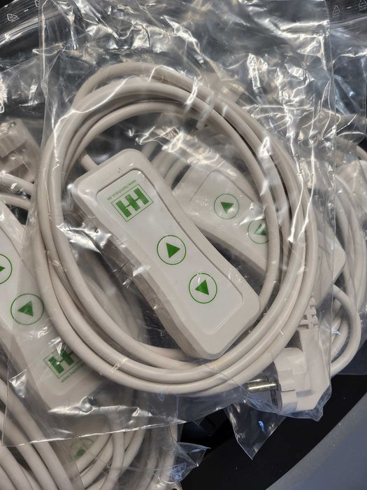 Kabel z wtyczką i pilotem w górę i w dół