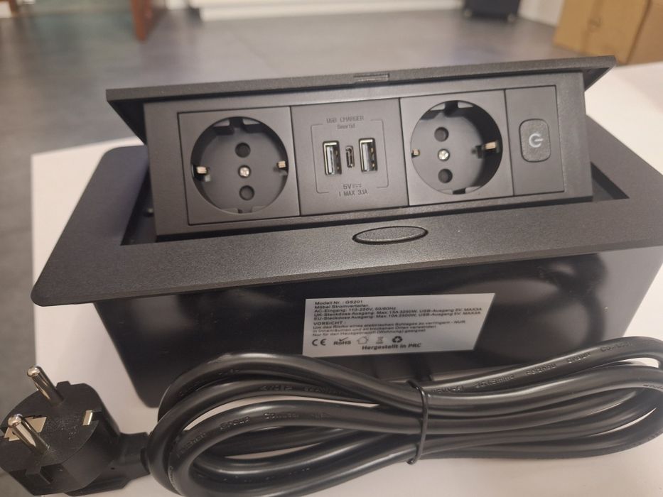 Gniazdko wpuszczane czarne