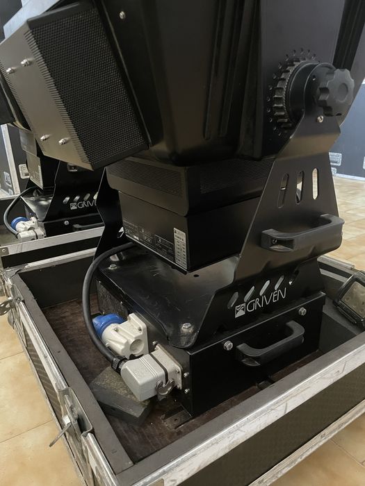 Projetores GRIVEN 1800 Profissionais + Flight Cases