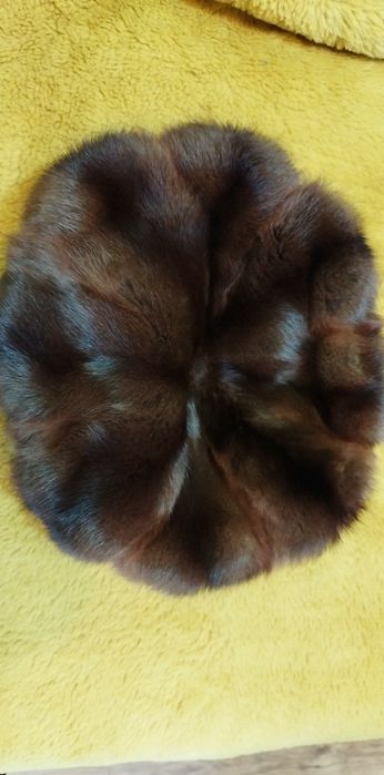 Brązowy beret z naturalnego futra