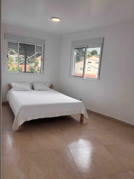 Quarto de casal arrendamento mensal na ponte da bica