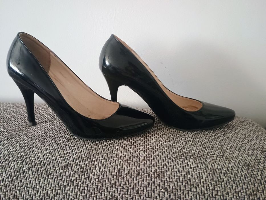 Szpilki lakierowane 38