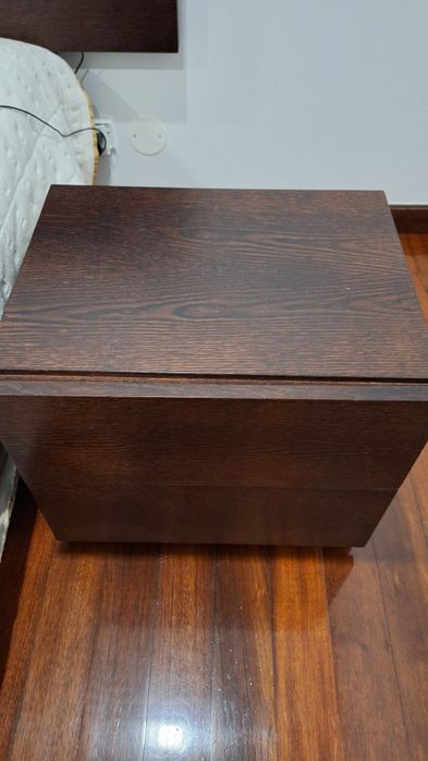 Cama de casal na cor vengue