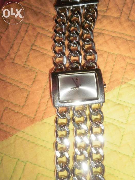 Vendo relógio prateado da Stradivarius