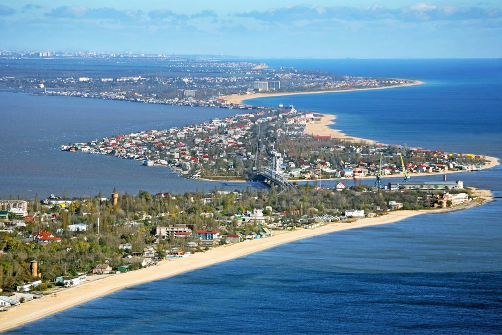 Участок с видом на море и на озеро.