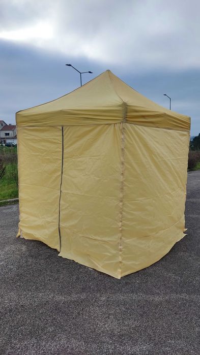 Tenda dobrável de 2x2 m e uma mesa dobrável
