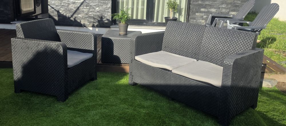 Conjunto de Jardim Moderno com Almofadas – Sofá 2 lugares + Poltrona + Mesa com arrumação