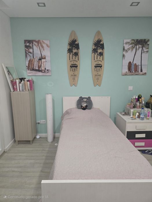 Mobilia de solteiro com 2 camas (uma tipo gaveta que fecha quando nao