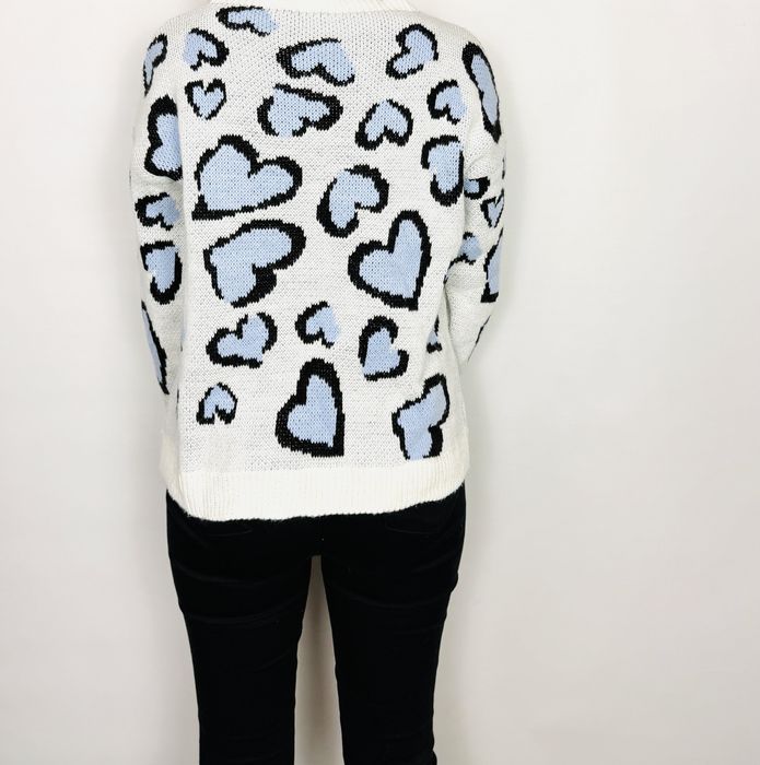 Biały sweter w serca w kolorze blue M 38