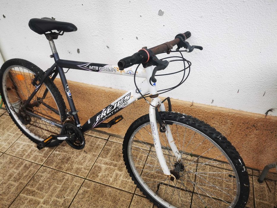 Bicicleta com bastante uso