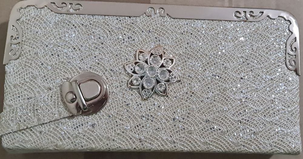 Carteira .  Nova.  Dourada.