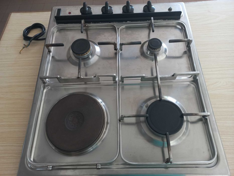 Placa de encastrar com tampa em vidro e fundo em Inox a Gás/Elétrica.