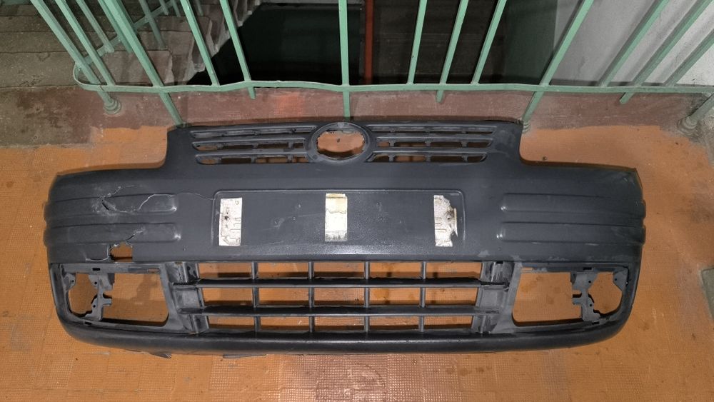 бампер caddy 3  трохи тріснутий