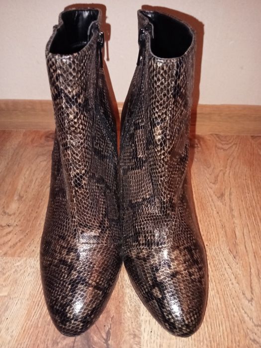 Nowe botki damskie w skórę krokodyla.
