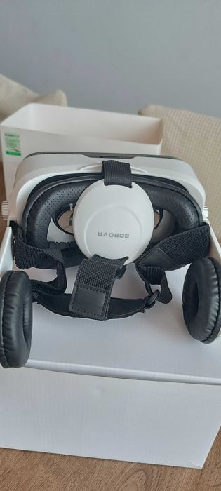 Google ze słuchawkami do telefonu