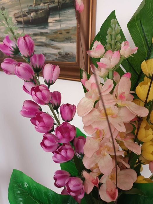 Arranjo floral artificial.