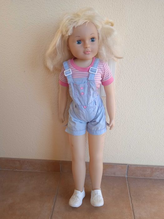 Boneca  com 75cm