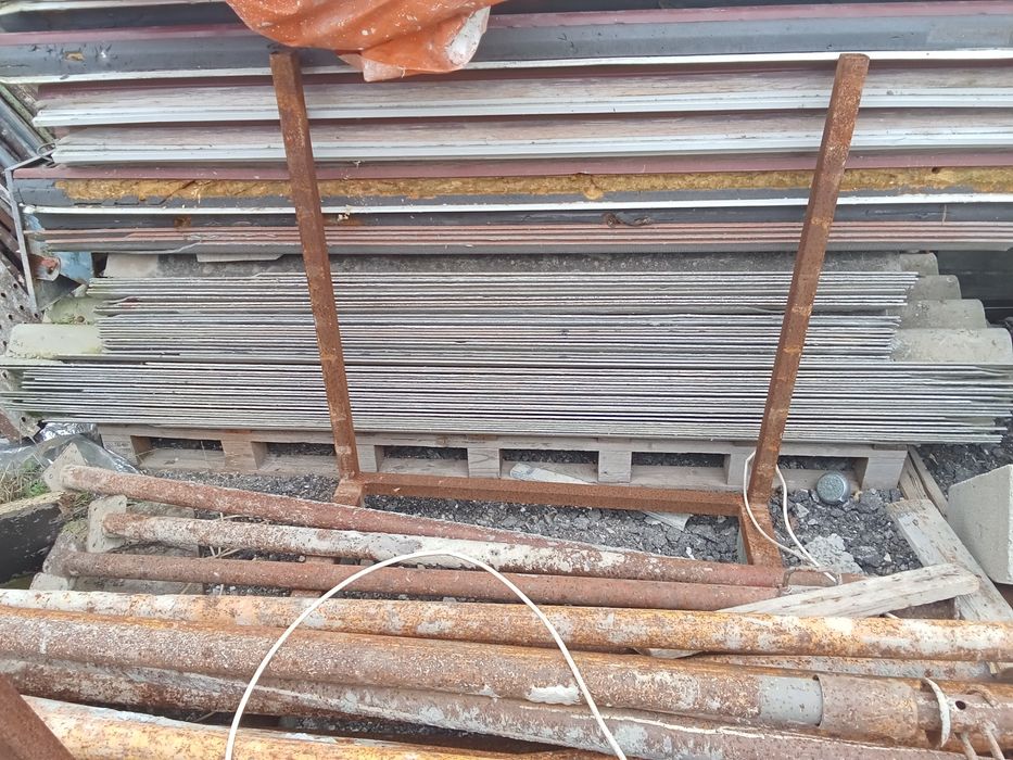 Telha lusa e remates em bom estado e chapas de lusalite .