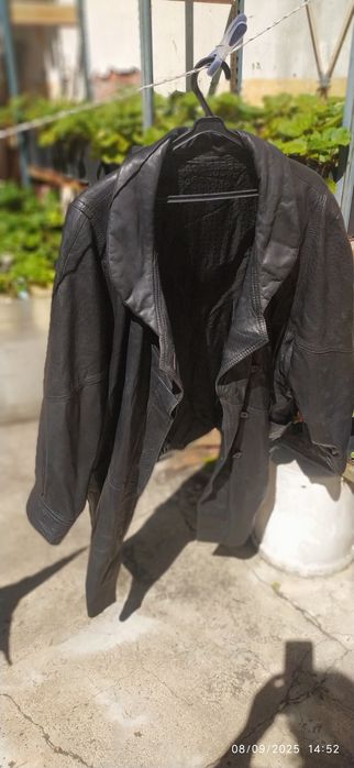 Casaco comprido de cabedal de senhora