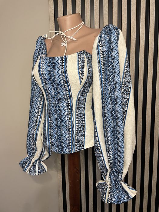 Корсет з вишивкою і рукавами