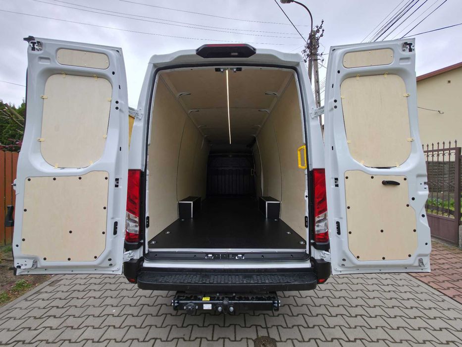 Zabudowa busa ze sklejki Iveco Daily Van