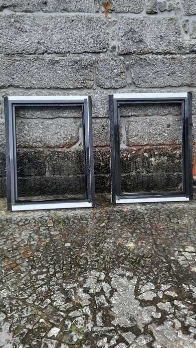 Janelas fixas em triângulo,  em PVC em excelente estado e outra janela