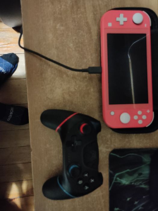 Nintendo Switch Lite та купа ігор плюс геймпад
