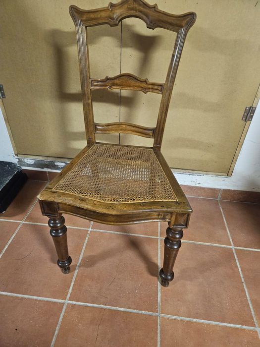 Cómoda e cadeira