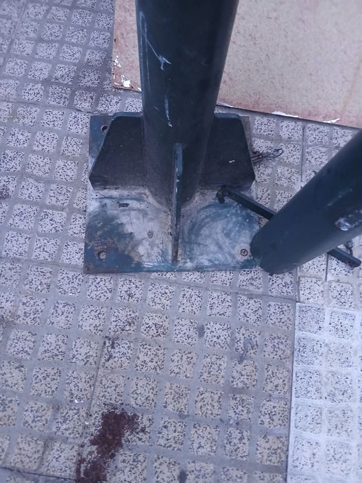 Vendo poste ferro  quatro metros