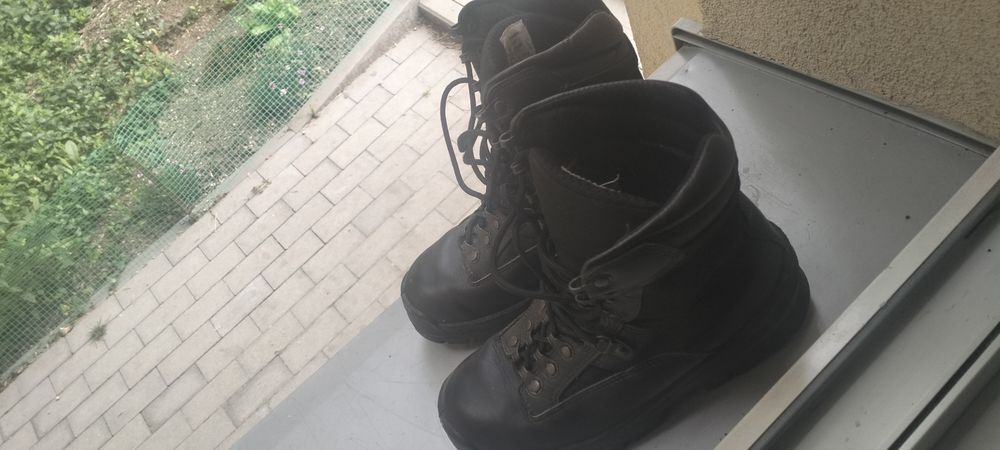 Buty wojskowe tak jak widać na zdjęciach